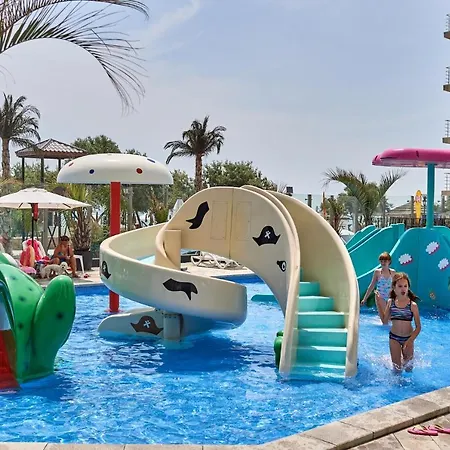 Sunset By The Sea - Pools Apartment Mamaia